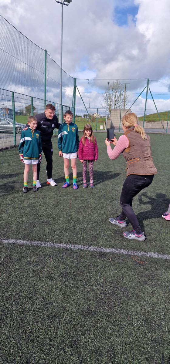 PRO_Galway_Ball's tweet photo. Lovely to see @Galway_GAA players engage with the #Menlough Juvenile players & parents after a thoroughly enjoyable coaching session under the watchful eyes of John Divilly
#MionlachAbu https://t.co/jFJlaaHyBr