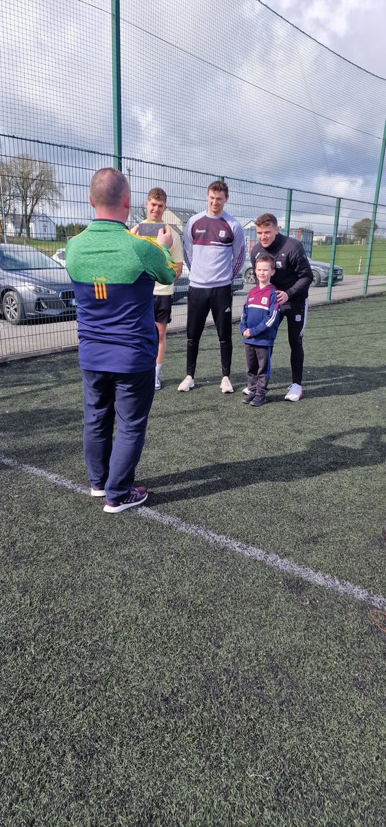 PRO_Galway_Ball's tweet photo. Lovely to see @Galway_GAA players engage with the #Menlough Juvenile players & parents after a thoroughly enjoyable coaching session under the watchful eyes of John Divilly
#MionlachAbu https://t.co/jFJlaaHyBr