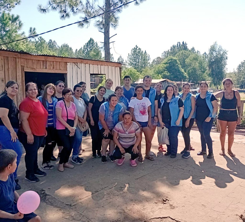 oviedo_luis's tweet photo. Compartiendo una mañana de juegos, Títeres, payasos, chocolate, facturas junto a la Agrupación AD❤MIS y  la gurisada del Barrio Porvenir 2.
¡Gracias Norma por todo lo que haces por "Los Peques"!
@passalacquaok @SoledadBalan 
@cjdechat @grillo141 
@ADOMIS_Misiones @udpm_misiones https://t.co/0oyAl3q5V1