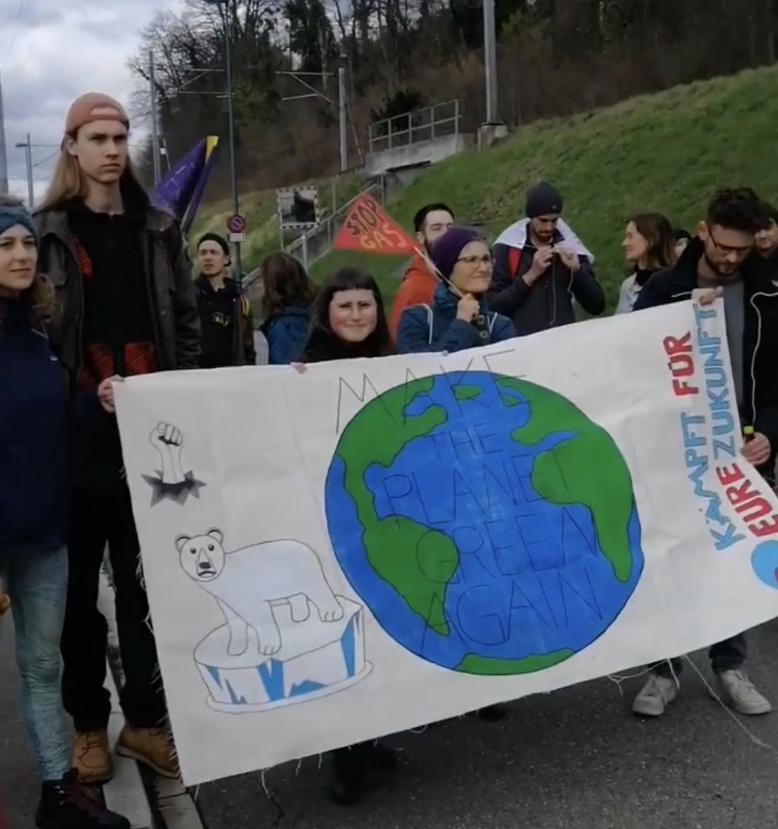 Der @KlimastreikBS protestiert gegen das geplante Flüssiggasterminal in Schweizerhalle. @rutschmannn ist dabei und dokumentiert auf Instagram @BajourBasel 
instagram.com/stories/bajour…