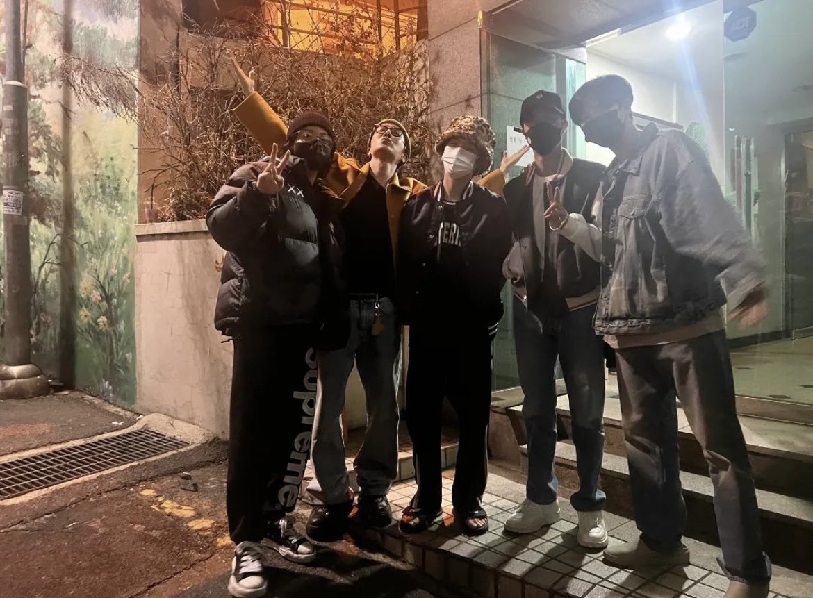 min02_jin92's tweet photo. 個人活動中心でメンバー揃う機会がない中こうやって写真あげてくれてジミンとテテがいない理由まで添えてくれるユンギさん最高だし、ジンくん安定のピースだしやっぱ防弾少年団良いな大好きだ https://t.co/XgEv9kzgtl