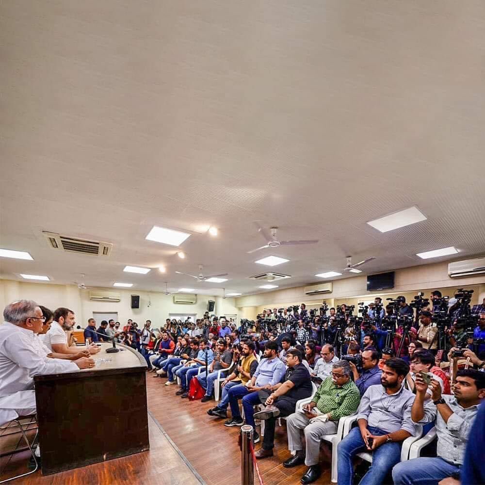 timkottayam's tweet photo. It takes courage to sit like this in front of journalists 🔥 #RahulGandhi #IndianDemocracy https://t.co/gD8tGtC7Yr