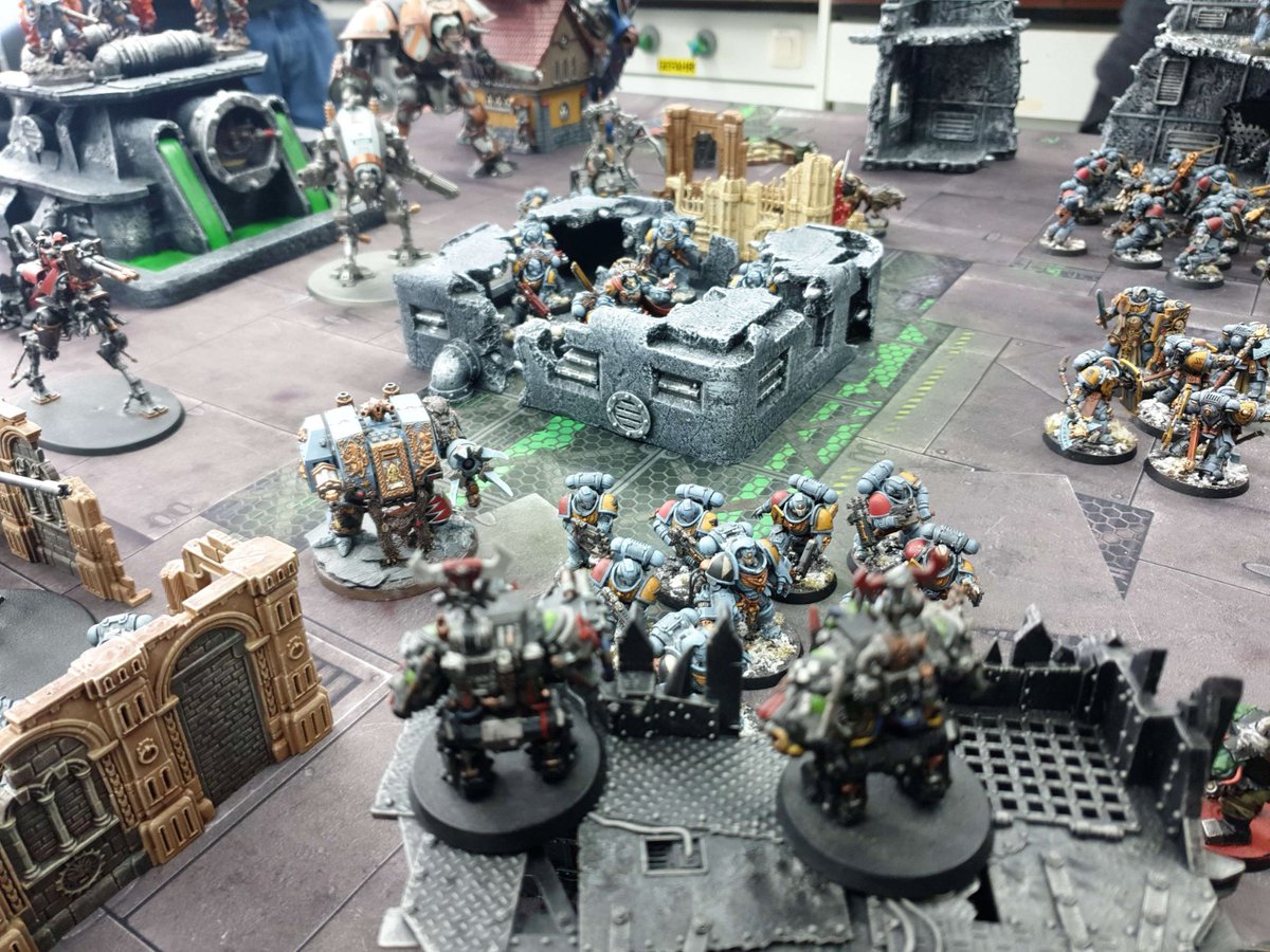Hier wird grad Warhammer vorgestellt von der Tabletop Gruppe