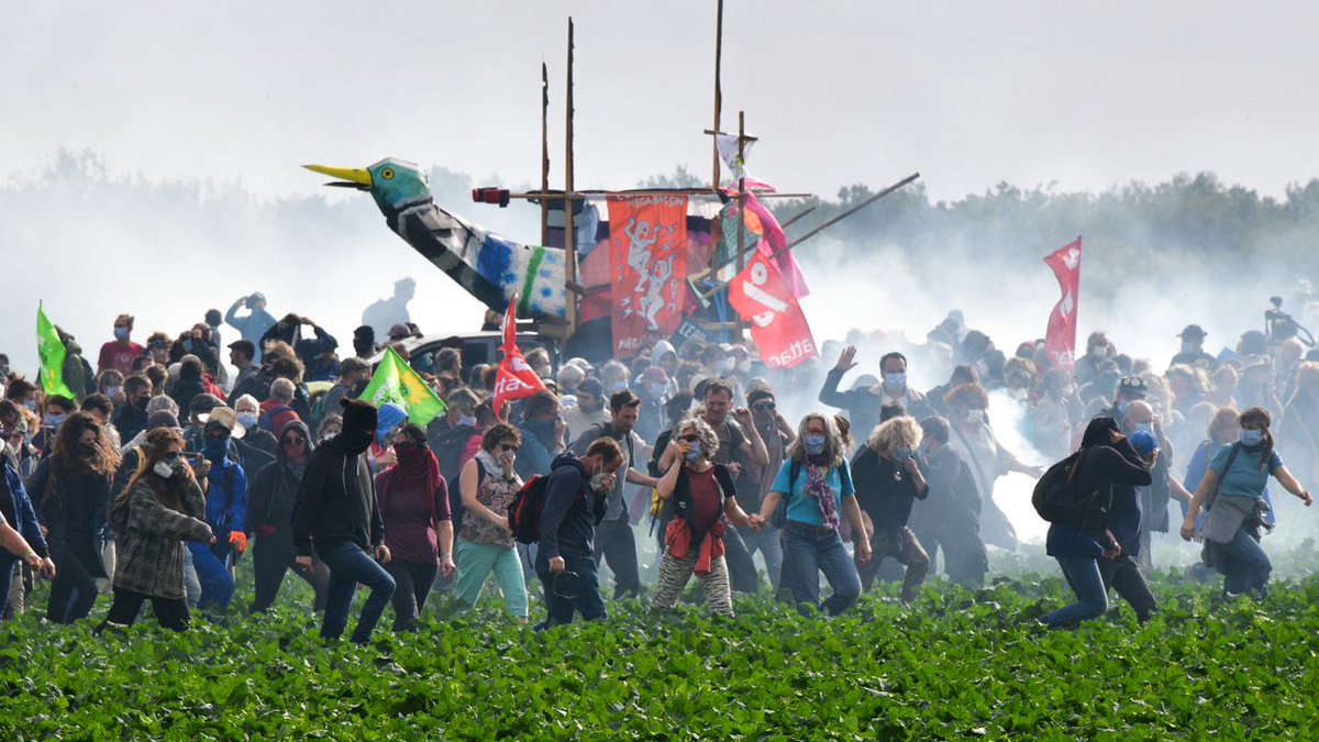 Il faut rapidement mettre un #stopmelenchon et un #stopdeputesLFI avant qu'ils ne mettent la France 🇫🇷 à genoux.
On attends quoi ?
Que le pays brule 🔥 et sombre dans le chaos ?  
Retrouvons notre unité et arrêtons ces hordes.
RT svp