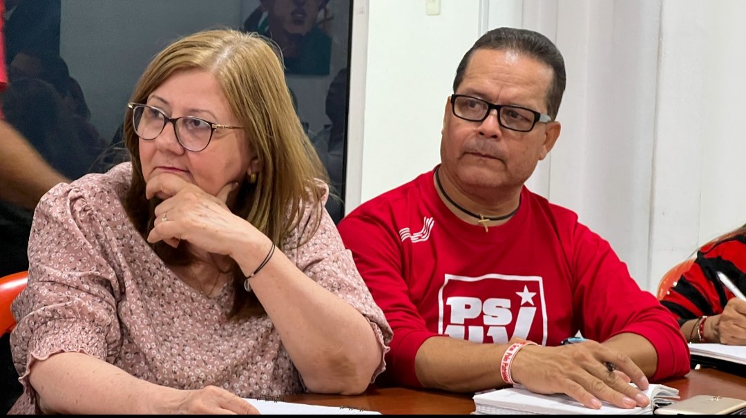 Ginkellys16's tweet photo. #EnFotos📸|| #Ayer sostuvimos reunión de trabajo con el Equipo Político del @PartidoPSUV #Lara , junto a nuestra enlace de la Dirección Nacional del #PSUV Jacqueline Faria @JackiePSUV y el Jefe Político Gobernador Adolfo Pereira @AdolfoP_Oficial 
#VenezuelaContraLaCorrupcion https://t.co/tuOd4dkMRh