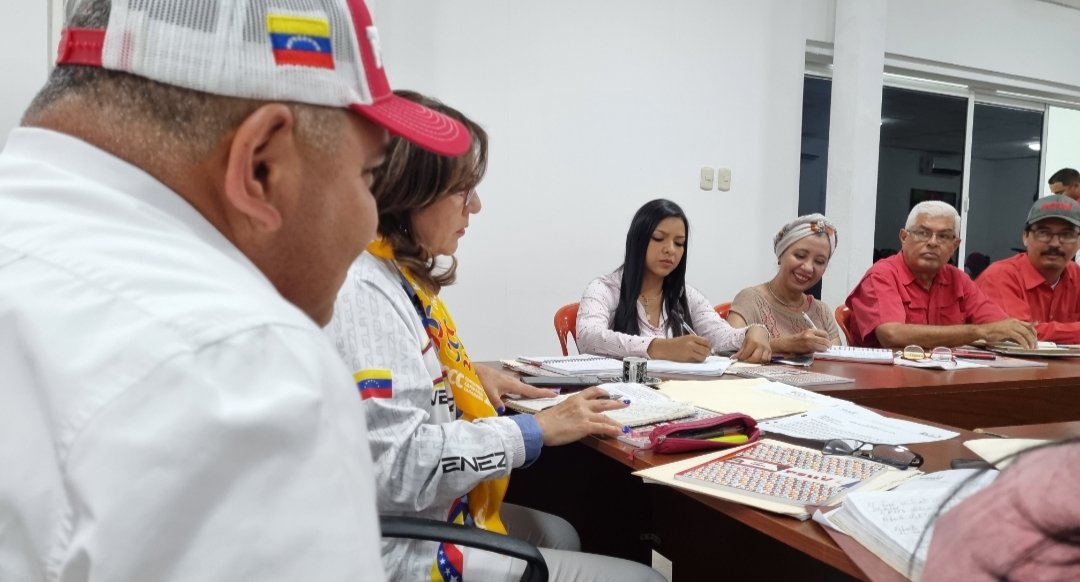 Ginkellys16's tweet photo. #EnFotos📸|| #Ayer sostuvimos reunión de trabajo con el Equipo Político del @PartidoPSUV #Lara , junto a nuestra enlace de la Dirección Nacional del #PSUV Jacqueline Faria @JackiePSUV y el Jefe Político Gobernador Adolfo Pereira @AdolfoP_Oficial 
#VenezuelaContraLaCorrupcion https://t.co/tuOd4dkMRh
