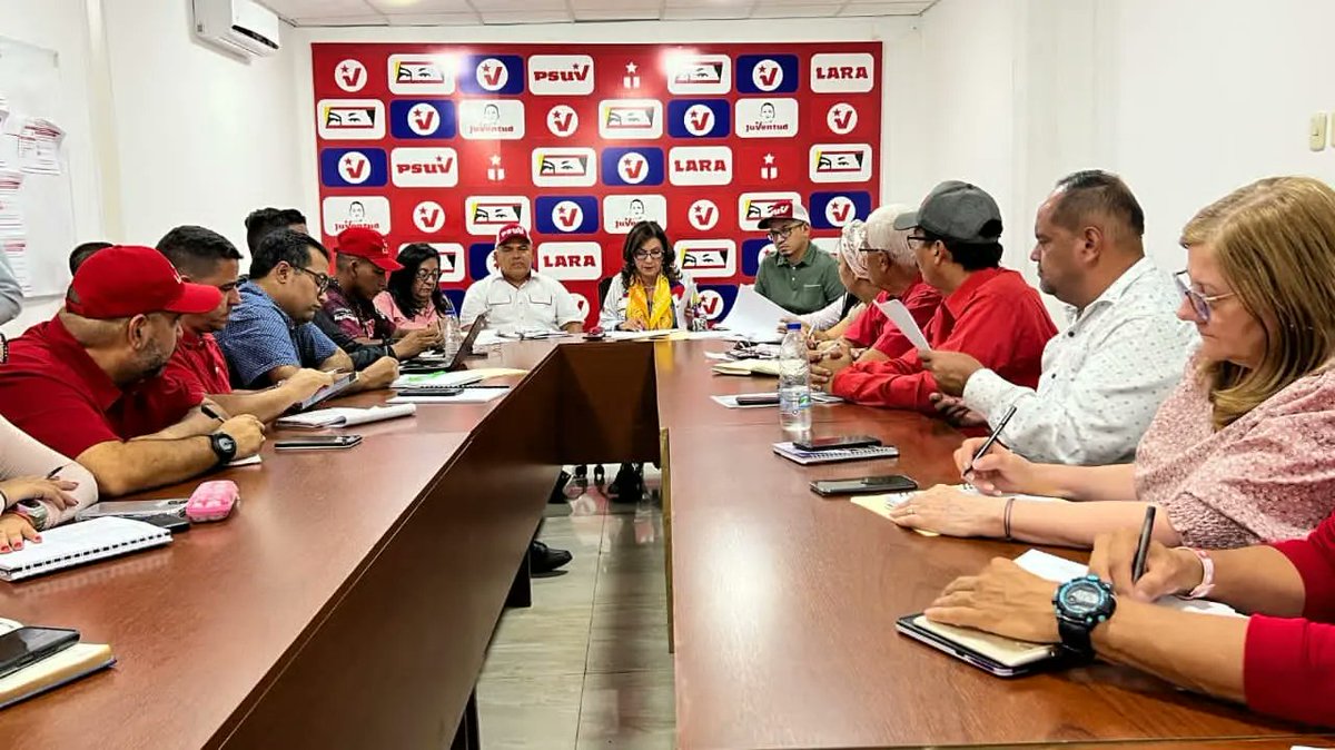 #EnFotos📸|| #Ayer sostuvimos reunión de trabajo con el Equipo Político del <a href="/PartidoPSUV/">PSUV</a> #Lara , junto a nuestra enlace de la Dirección Nacional del #PSUV Jacqueline Faria <a href="/JackiePSUV/">Jacqueline Faria</a> y el Jefe Político Gobernador Adolfo Pereira <a href="/AdolfoP_Oficial/">Adolfo Pereira Gobernador</a> 
#VenezuelaContraLaCorrupcion
