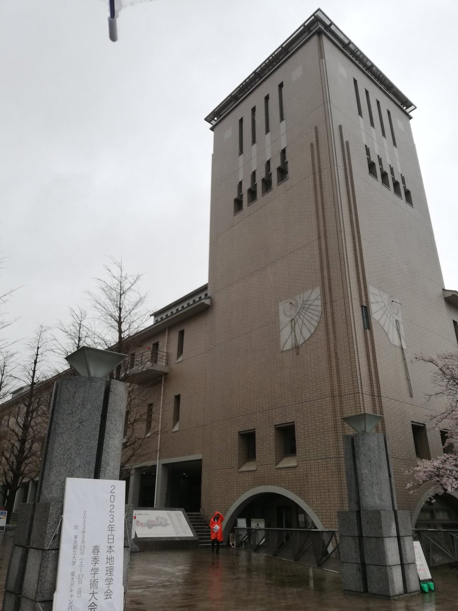 あら、建物の壁に日時計、素敵。
そして、8の字みたいなのはアナレンマというもの?