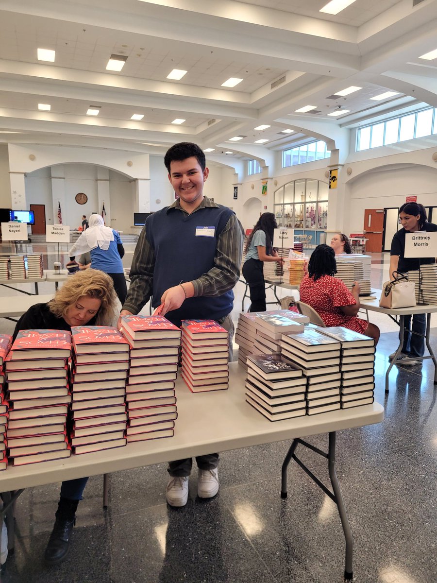 liberryninja's tweet image. Excited to have my @Ike9_AISD students here volunteering #teenbookcon2023 You guys are amazing!