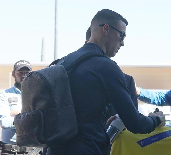 CristianoXtra on X: Cristiano Ronaldo giving autograph to fans before  leaving to Luxembourg. ♥️  / X
