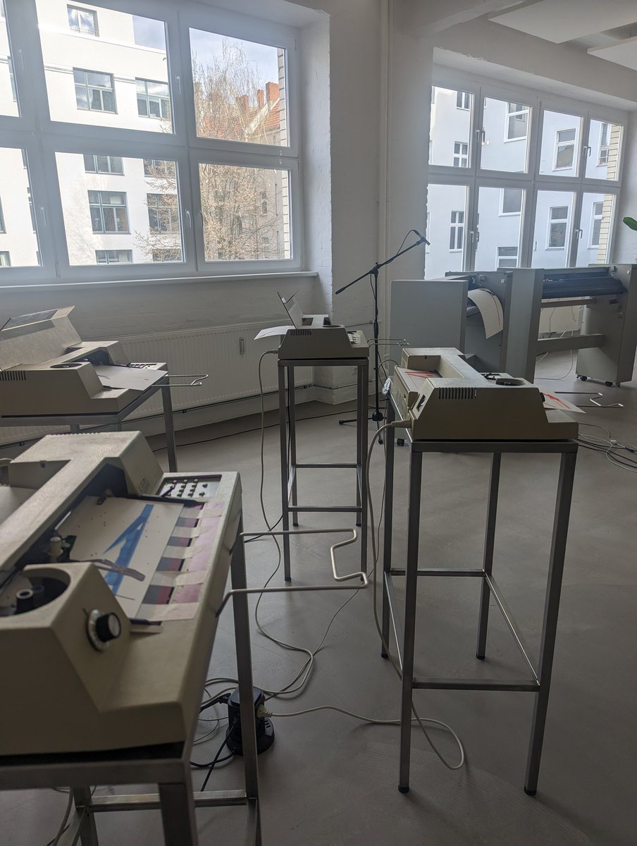 despace_berlin's tweet image. The #plotters are on! ⚡

Octet: a two-days installation featuring eight vintage plotters by @schwittlick_. 

🗓️ 25 &amp;amp; 26 March
🕑 14:00 - 20:00h
📍despace, Kottbusser Damm 79

P.S. Artist&apos;s performance both days at 18:00h

#tezos #tezosberlin #berlingenartmonth #generativeart