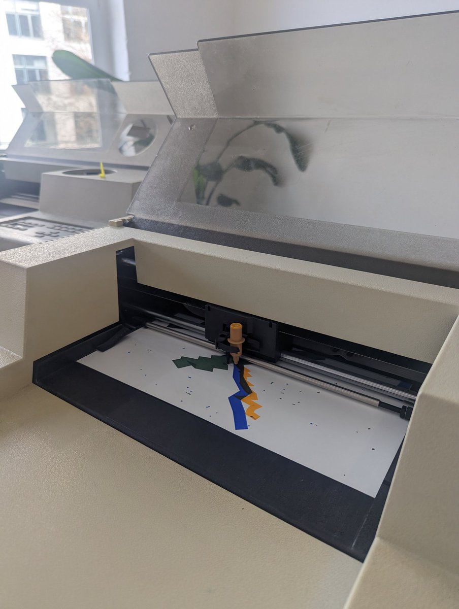 despace_berlin's tweet image. The #plotters are on! ⚡

Octet: a two-days installation featuring eight vintage plotters by @schwittlick_. 

🗓️ 25 &amp;amp; 26 March
🕑 14:00 - 20:00h
📍despace, Kottbusser Damm 79

P.S. Artist&apos;s performance both days at 18:00h

#tezos #tezosberlin #berlingenartmonth #generativeart