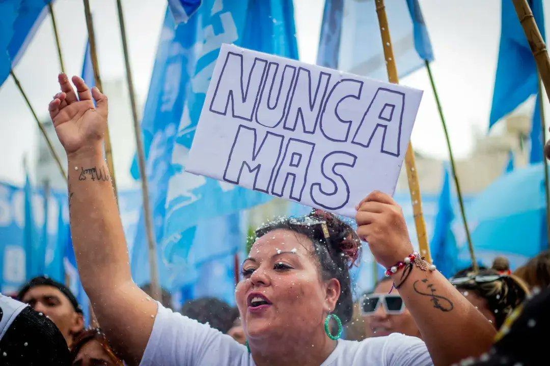 ComunesArg's tweet photo. 40 AÑOS DE DEMOCRACIA

A 47 años del último golpe cívico militar marchamos a la Plaza de Mayo para recordar a lxs 30.000 compañerxs detenidxs desaparecidxs. 

Democracia con todxs.
Democracia sin el fondo. https://t.co/pII8NuFFvZ
