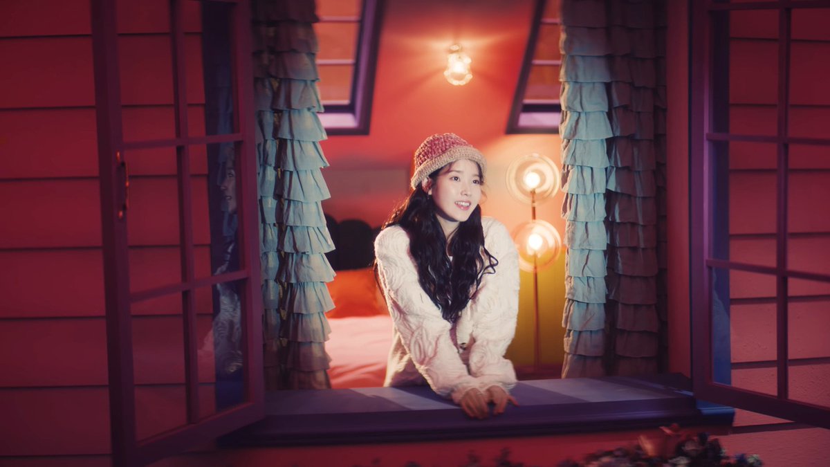 iuaenapieces's tweet photo. #IU strawberry moon - a small but very necessary thread https://t.co/UIS8ixJeHW