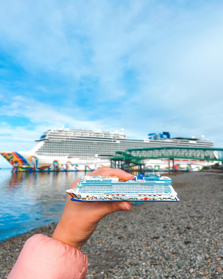 RT @CruiseNorwegian: Allow myself to introduce...myself 🤏🤓 #CruiseNorwegian 

🚢: #NorwegianEncore
📷: (IG) julianomundo