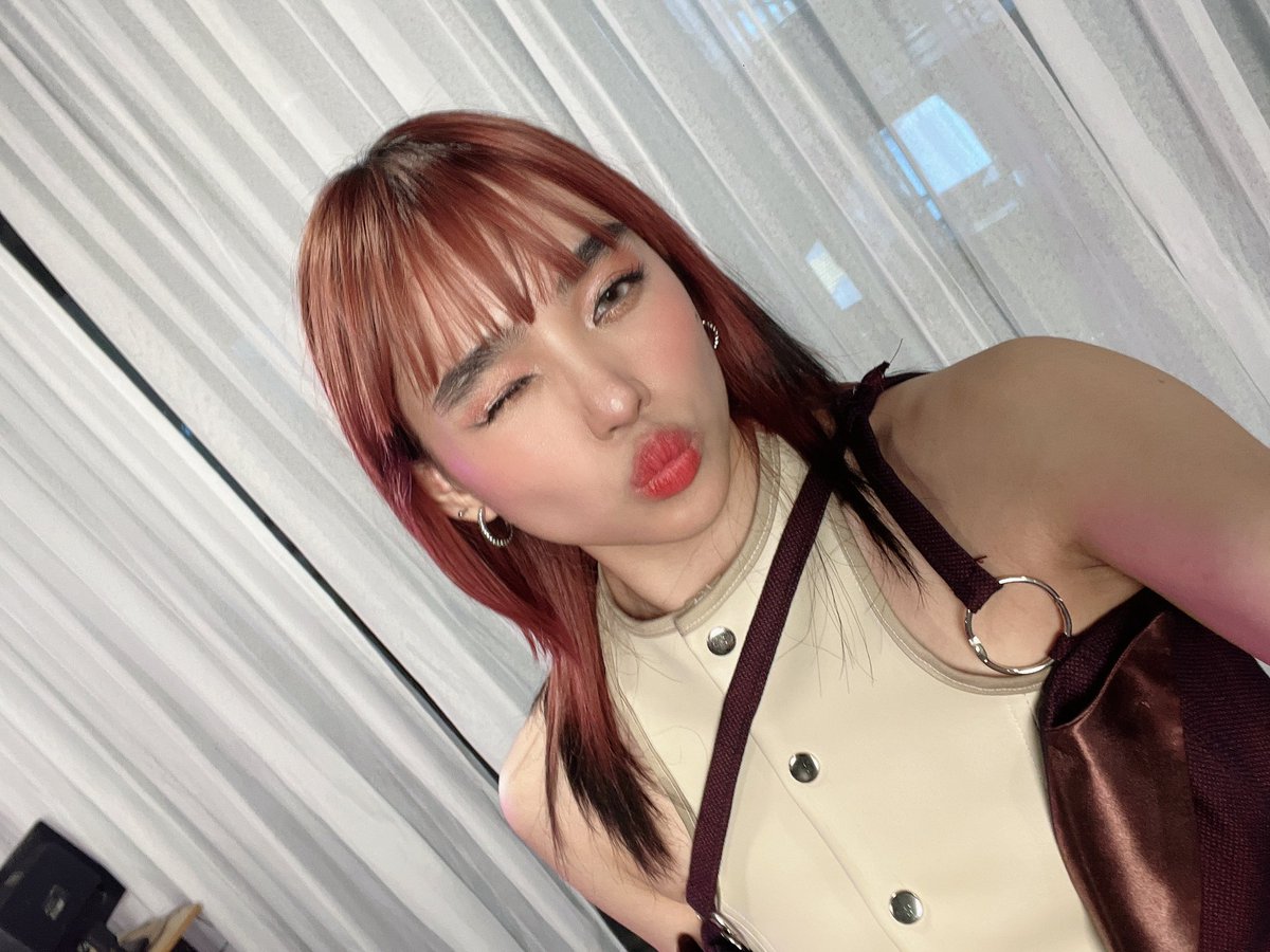 BOOMERANG MV IS BACK!!!! 

You guys can continue streaming it then stream our dance practiceeeee