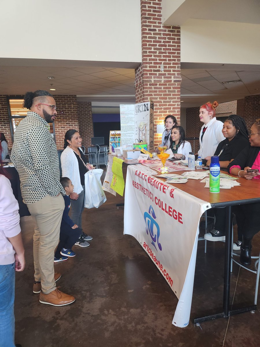 RebekahConcepc1's tweet photo. Chapel Hill-Carrboro City Schools Black and Latinx College fair happening now @chccs @carrborohighschool https://t.co/qvvKcgFDSR