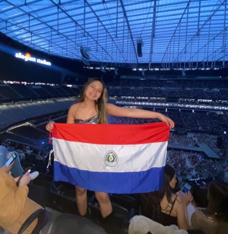 pytaylorswift's tweet photo. Ella es Andreina Guillen, la paraguaya que estuvo presente y vibrando el día de ayer en #TSErasTour, Las Vegas. Andre nos llevó con ella y nos hizo parte de esa tan esperada noche mágica, y estamos muy agradecidos con ella por tal regalo.

You guys! Paraguay en The Eras Tour! ❤️‍🩹 https://t.co/Ry5r3uEazp