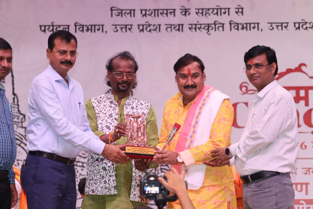 gopalraisinger's tweet photo. रामायण कॉन्क्लेव गोरखपुर
आज गोरखपुर में पर्यटन विभाग व संस्कृति विभाग उत्तर प्रदेश सरकार के द्वारा आयोजित रामायण कॉन्क्लेव में प्रस्तुति देने का अवसर मिला।
जय जय श्री राम https://t.co/Mn0atpJ1EA
