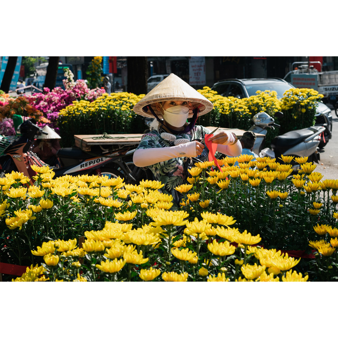 frenchstreeter's tweet photo. GM! A quick photo from a flower stalls in Saigon just before Tet celebrations in past travels to Vietnam. 
#streetphotography #nftphotography #nft #nftphotographer #nftphoto #nftcollector #photography https://t.co/Vg6kXJO80H
