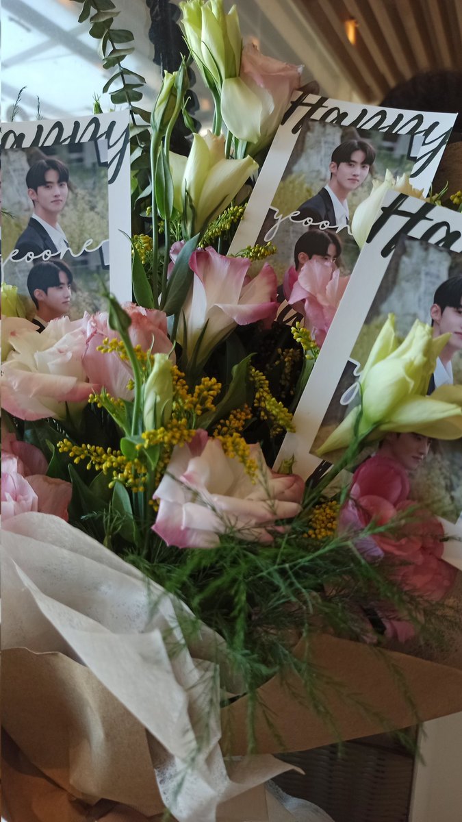 msjossgoode's tweet photo. met lovely unis and celebrated changgu's birthday, thank you for this experience @furawaari changgu's def lucky to have you as his fan π«Ά
#ForYEOONE_InFullBloom https://t.co/AK5kEtWEqE