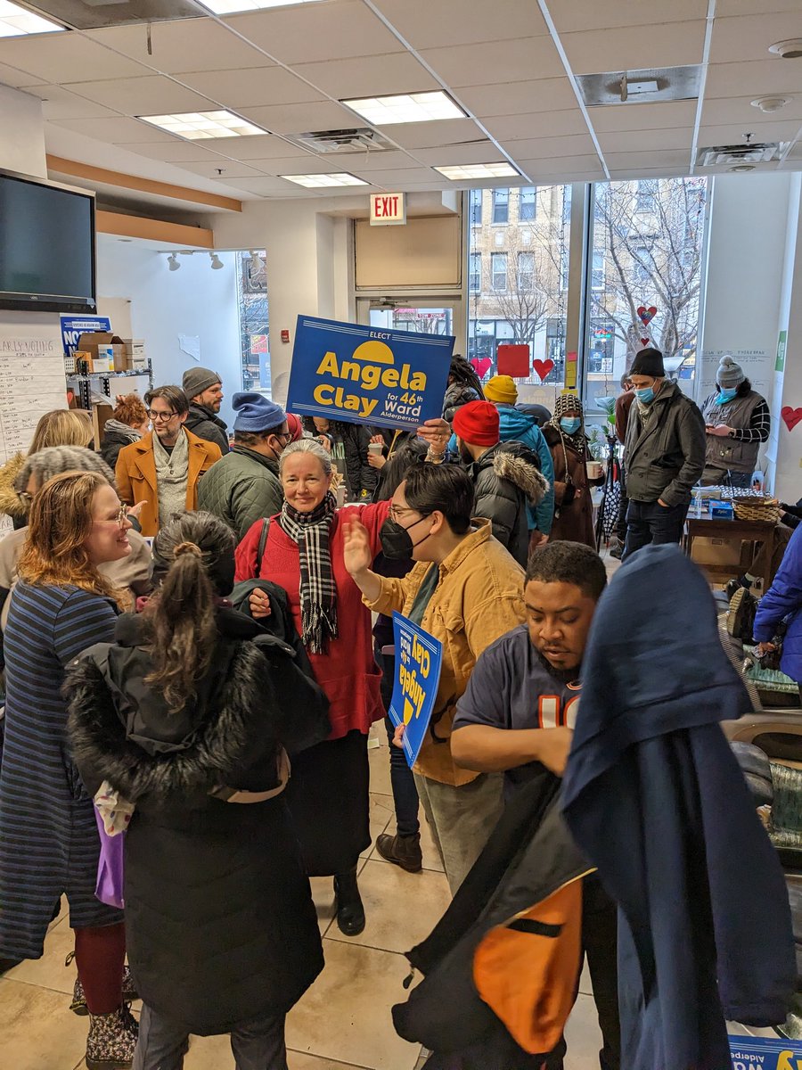 Getting packed! You can feel the energy! There's even been a Senator <a href="/MikeSimmonsChi/">Mike Simmons (He, his, him)</a> sighting 👀