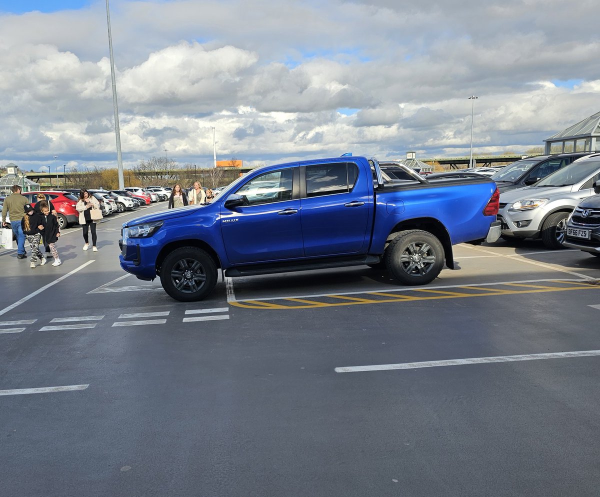 #wankpanzer driver doesn't know how to reverse into spaces at meadowhall, never mind if you are #parkinglikeatwat @ParkinginSheff