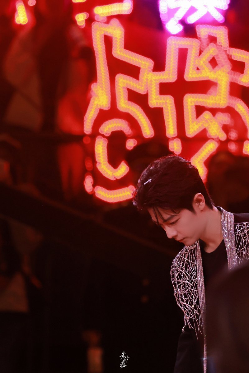 nutty_1005's tweet photo. This is a lovely shot of Xiao Zhan and his XFXs
#XiaoZhan #XFX 
XIAO ZHAN WB AWARDS
#SuperStarXiaoZhanWBNight 
Cr. 朱砂痣·肖战 https://t.co/Qu5cMpuzLm