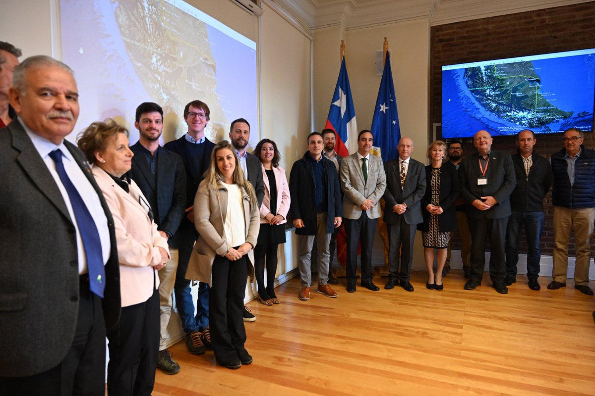 gore_magallanes's tweet photo. El proyecto que nos presentó la empresa HNH de Hidrógeno Verde que se instalará en la comuna de San Gregorio, es uno de los de mayor envergadura.  Estamos hablando de construir uno de los puertos más grandes de Chile en el Estrecho de Magallanes. https://t.co/clZMfz9dxl