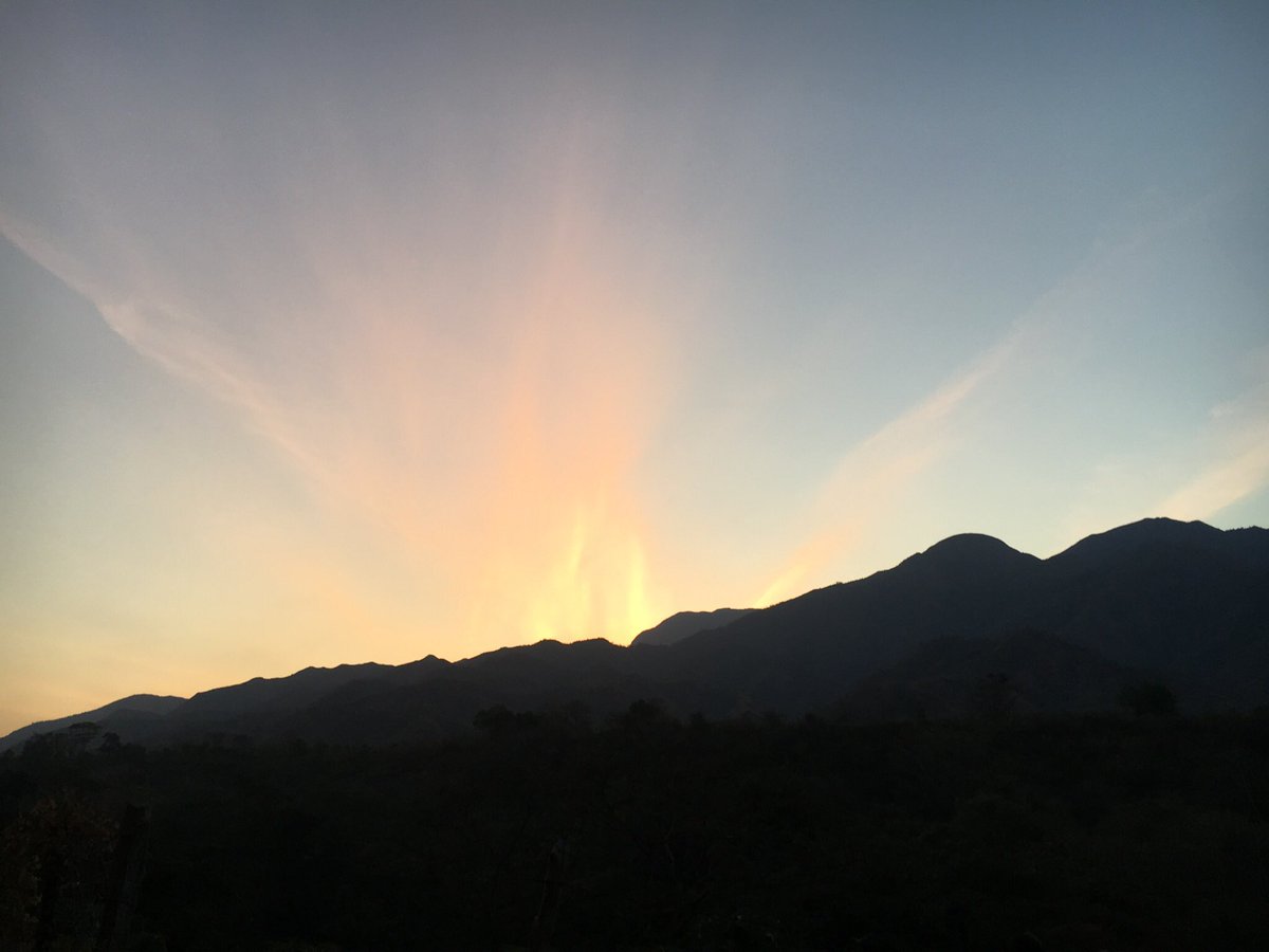 AMADABA1's tweet photo. @ViajandoPorCol Atardeceres 🌅 en la Finca Barro Firme ( Serranías del perija) 🤩 https://t.co/ElPUEGldTV