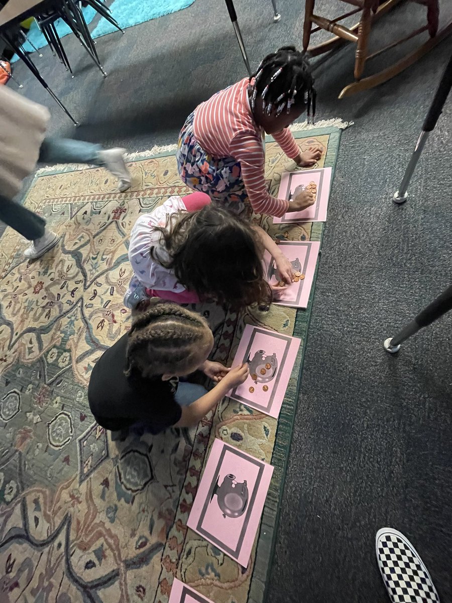kfyoder1's tweet image. Kinder Talent Development working on counting money - stretching their brains with a fun Piggy Bank Race!  @NESTarget @NESBraves @CobbAlp @MrsTLCline @bamaria12 #lovetothinkhere