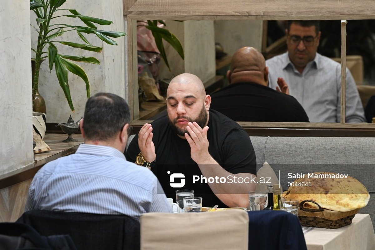 PhotoStockaz's tweet photo. Bakıda restoranlardan birində oruc tutanların iftar süfrəsi
#orucluq #iftar #ramazanayı #müqəddəsay #oruc #savab #din #ayə #orucayı #bakı #azərbaycan #photo #Stock #Azerbaijan #Baku #islam #islamic #ramadan2023 #muselman #Muslims
📷 Ətraflı: https://t.co/RJo0If9q2f https://t.co/CvwmeUcmR6