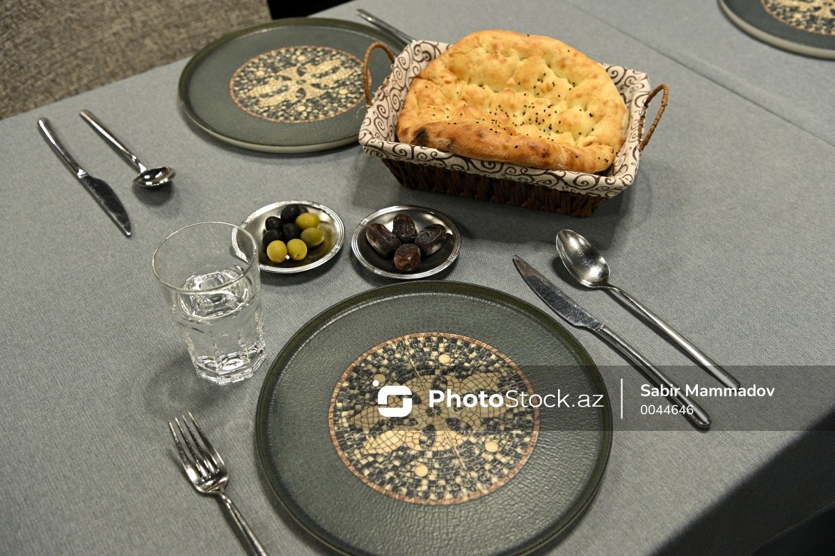 PhotoStockaz's tweet photo. Bakıda restoranlardan birində oruc tutanların iftar süfrəsi
#orucluq #iftar #ramazanayı #müqəddəsay #oruc #savab #din #ayə #orucayı #bakı #azərbaycan #photo #Stock #Azerbaijan #Baku #islam #islamic #ramadan2023 #muselman #Muslims
📷 Ətraflı: https://t.co/RJo0If9q2f https://t.co/CvwmeUcmR6