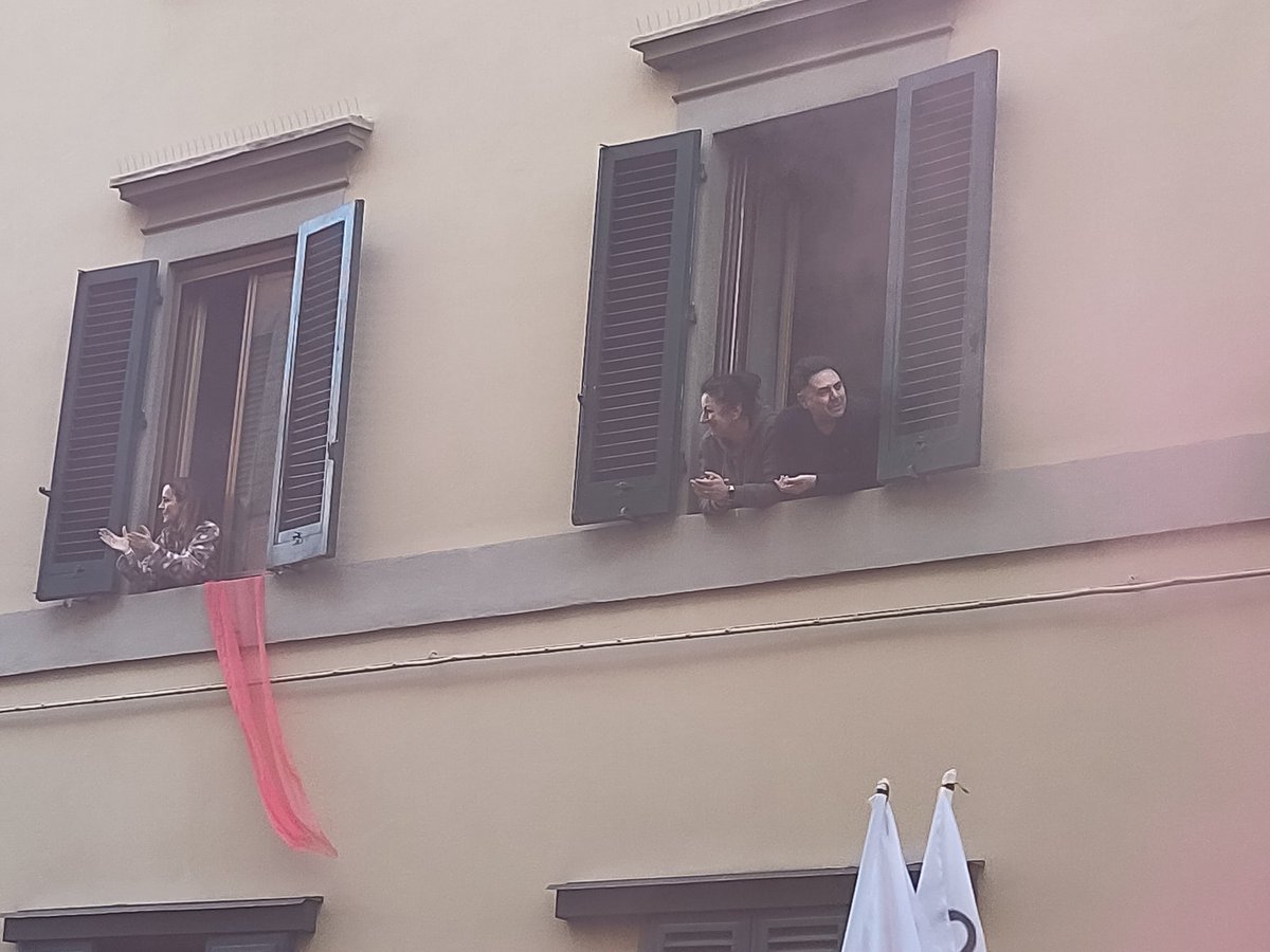 Applausi dalle finestre al corteo.
#Firenze è solidale con la lotta degli operai #GKN .
#Insorgiamo #25marzo