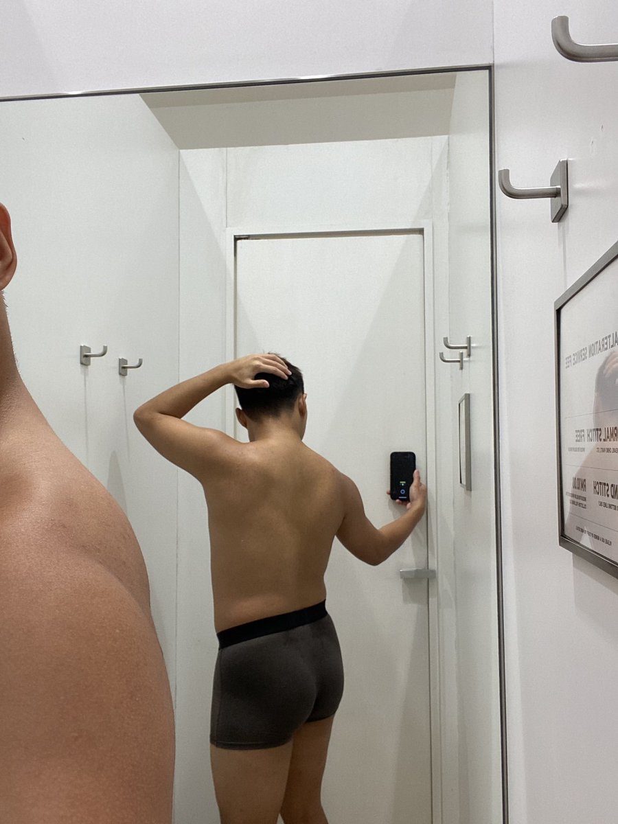 anthnygregry's tweet photo. the room small but we can fit https://t.co/uoofsKb7t9