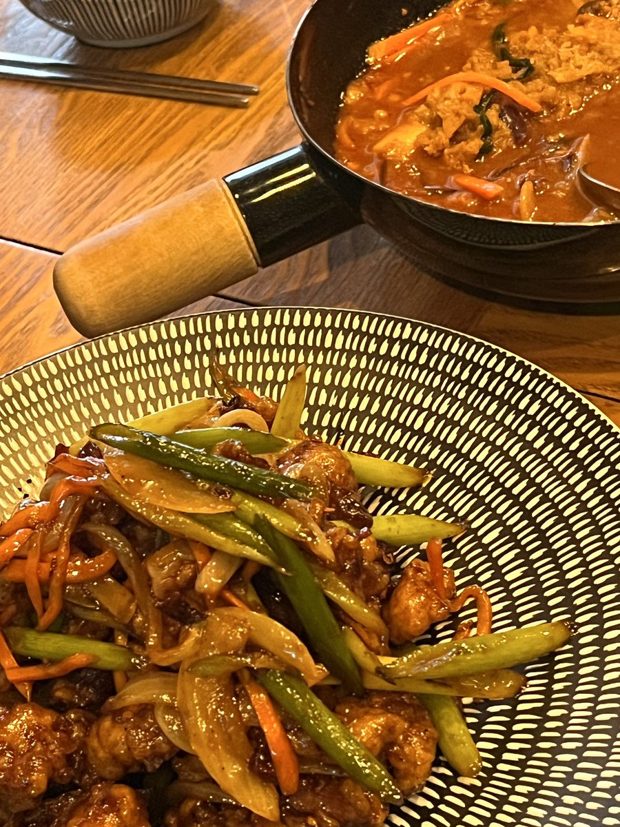 iamhappyhip's tweet photo. 분위기도 좋고 음식도 너무너므너무맛있어요♡ 
특전이 너어어어무예뻐용/// 최고의 런쥔흥신소🥰
가지 안먹는데 가지튀김또먹고싶어여..굿
#당신을갑으로모십니다
#to_my_best_RENJUN https://t.co/bzssYye7m3