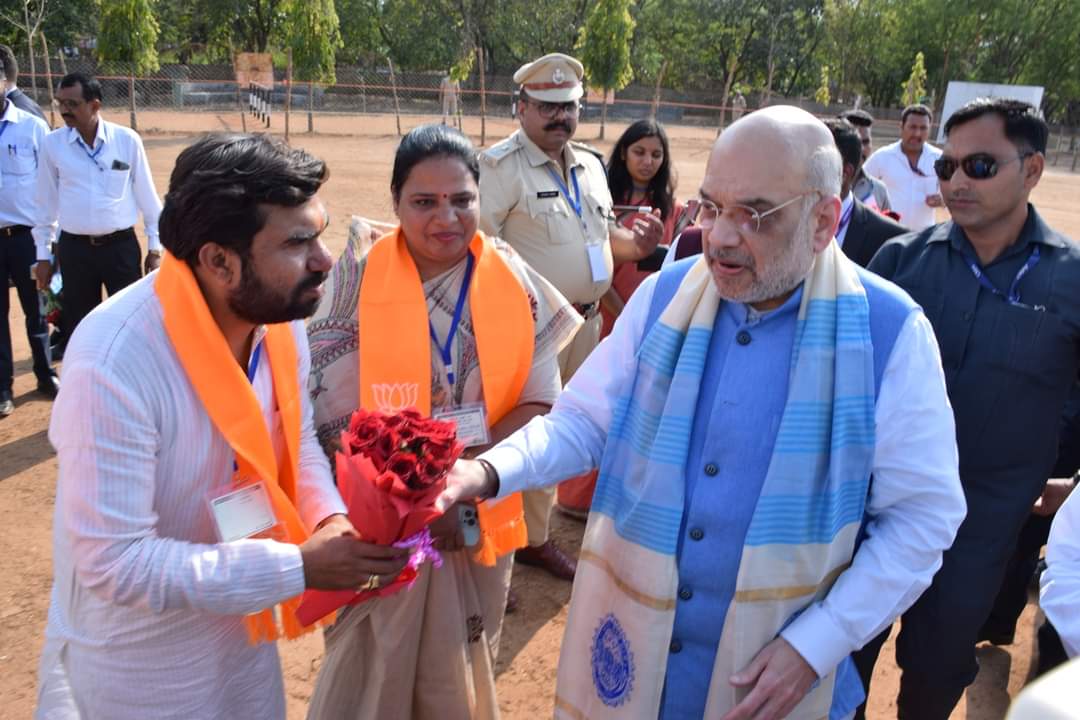 छिंदवाड़ा आगमन पर केन्द्रीय गृह एवं सहकारिता मंत्री श्री <a href="/AmitShah/">Amit Shah</a> जी का पुष्पगुच्छ भेंट कर स्वागत किया।
 #AmitShahInChhindwara