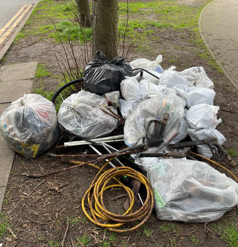 CavershamTidy's tweet image. Today’s team of 15 tackled the litter at Coal Woodland between Tesco and the Thames. We cleared over 20 bags of rubbish plus a hoover, steering wheel, metal pipes, and car cleaning brushes and hoses. Thanks to @LionsReading for the equipment. 
#trashtag #keepcavershamtidy #RG4