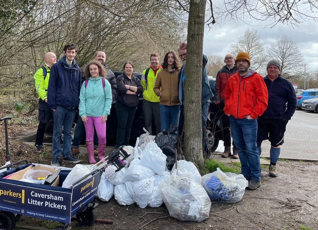 CavershamTidy's tweet image. Today’s team of 15 tackled the litter at Coal Woodland between Tesco and the Thames. We cleared over 20 bags of rubbish plus a hoover, steering wheel, metal pipes, and car cleaning brushes and hoses. Thanks to @LionsReading for the equipment. 
#trashtag #keepcavershamtidy #RG4