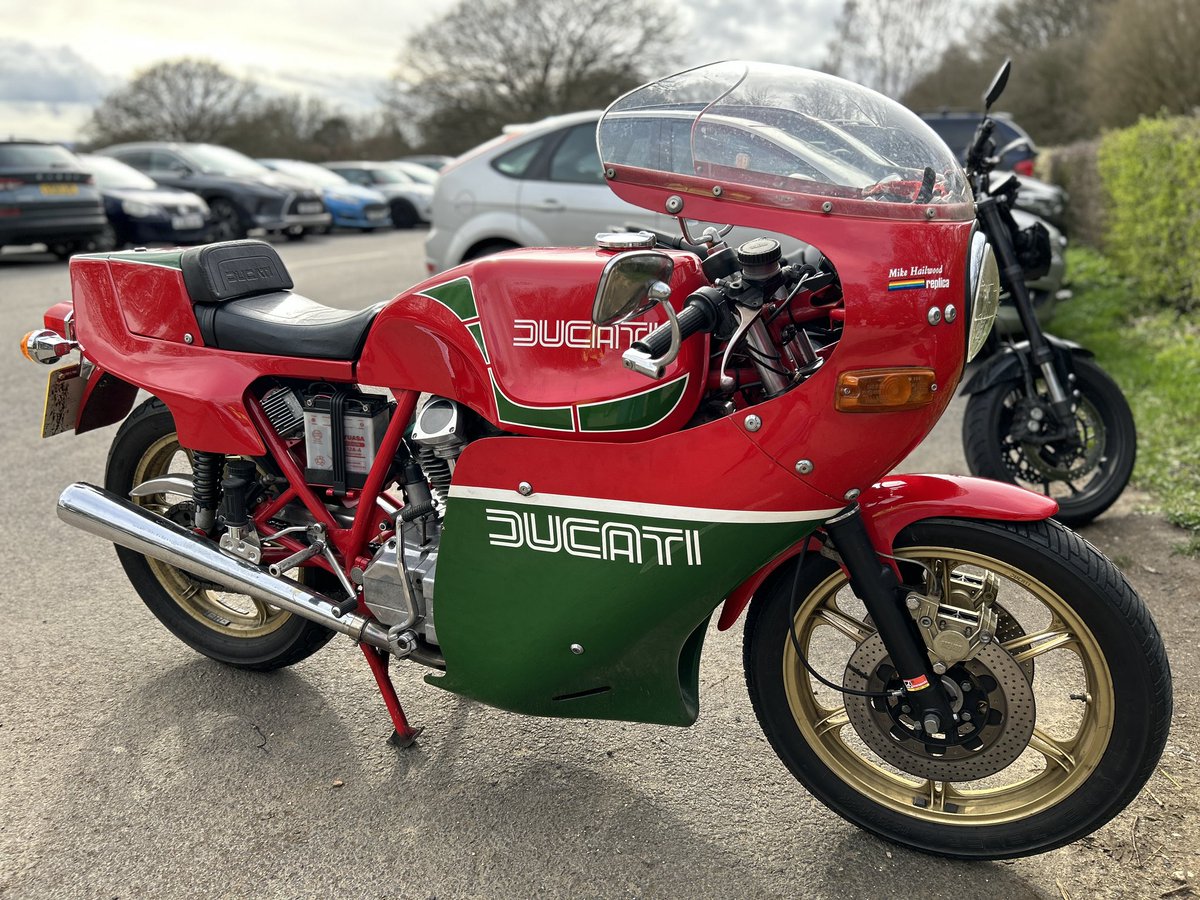 mototingle's tweet photo. 1981 Factory Ducati Mike Hailwood replica at #NewlandsCorner
The owners father went to the #IOMTT watched Mike Hailwood win. He then bought two replicas to ride with his son.
His son still maintains both Ducati’s ✅ (father now 86 years old, well done!) #BevelDrive https://t.co/4KN6MuabXx