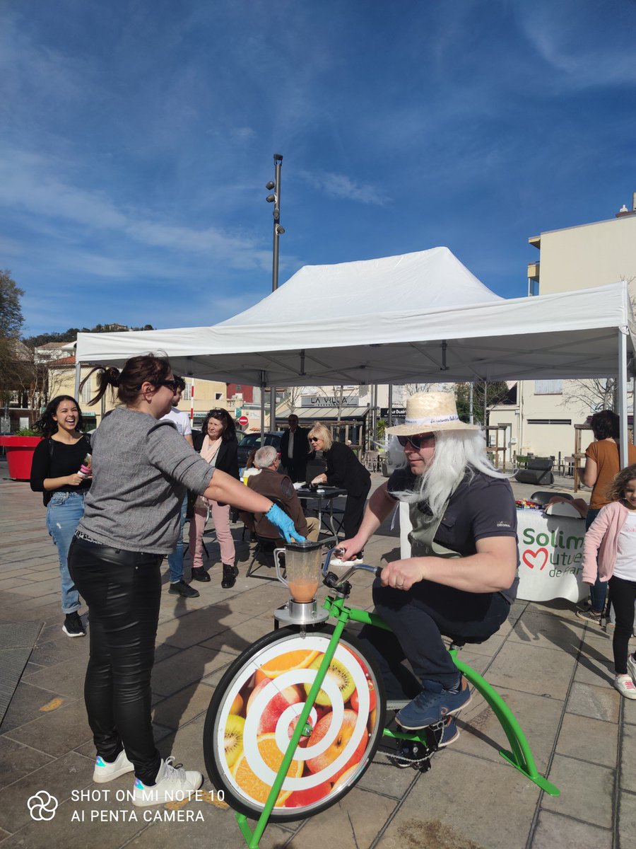 Quand le directeur des Senioriales fait tourner le vélo pour avoir un smoothie ! Sur la place de la Bocca 🤣
Merci SOLIMUT MUTUELLE