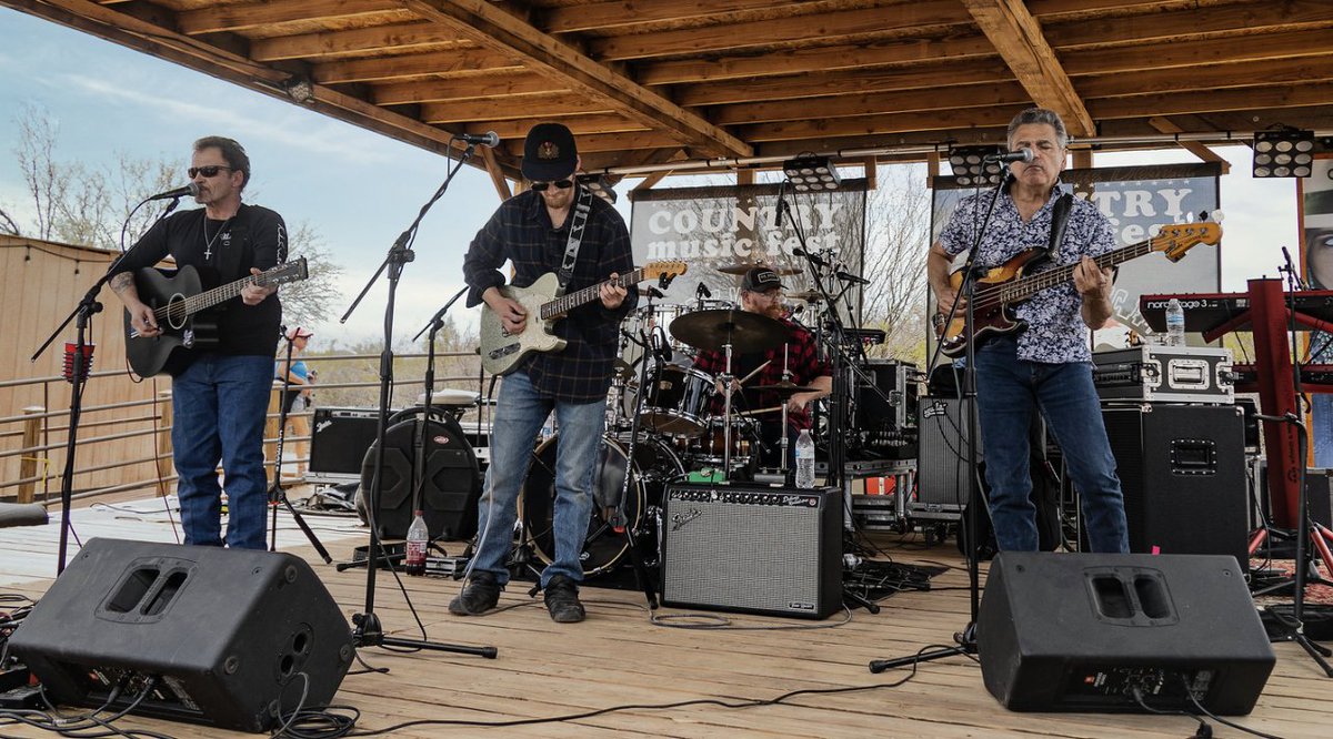 It's a #partyinthedesert at the #flyingeranch in #wickenburgarizona with #eddiemontgomery, #chanceywilliamsybb, #laineywilson & #joshturner. Can they outdo @neal_mccoy in 2022?

#wickenburgaz  #wickenburg #travelwritersuniversity #ifwtw1 #countrymusic #countrymusicfestival