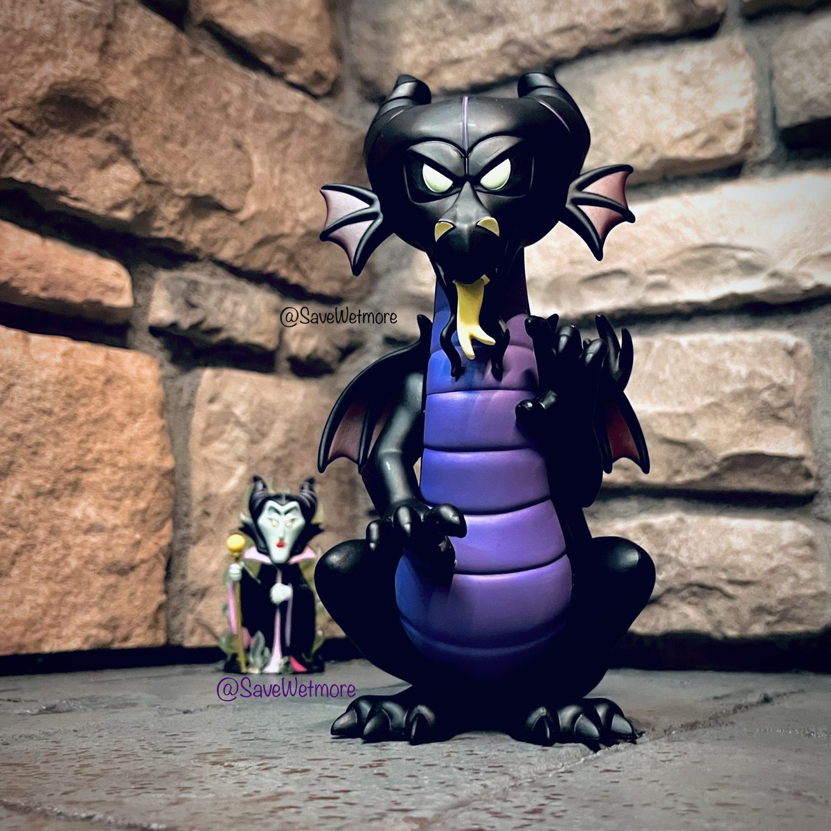 SaveWetmore's tweet photo. @brianmariotti #Maleficent is still my favorite of the #FunkoSODA line. Now to get the #WonderCon2023 #EvilQueen #Funko3LiterSODA to pair with my #Loungefly poison apple crossbody. Happy #FunkoSODASaturday!

#WonderCon #Disney #SnowWhite #Funko #FunkoWonderCon https://t.co/5PNxONjTD5