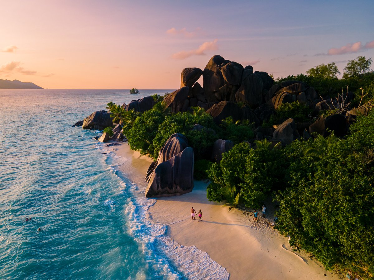 NomadsViajes's tweet photo. Es la cuarta isla más grande de Seychelles 🇸🇨 y es famosa por sus paradisíacas playas 🏖️🐚 en especial por la que está considerada como una de las más bonitas del mundo: Anse Source D’Argent 💚

#NomadsViajes #Wanderlust #Seychelles #Viajar #LaDigue #AnseSourceDArgent https://t.co/LvmqmAIJiK