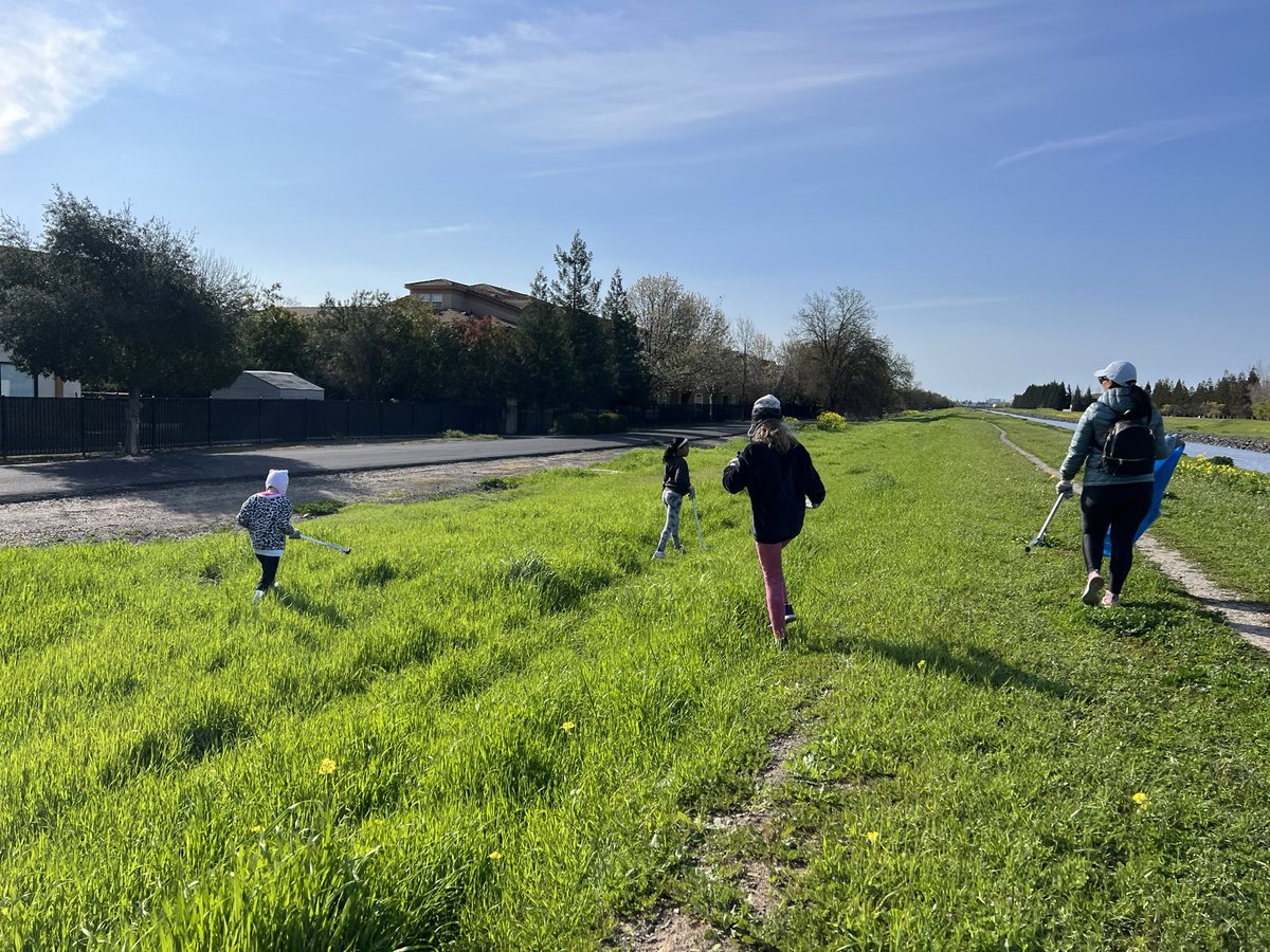 CM_LisaKaplan's tweet photo. Beautiful Day to partner w/ River City Water Alliance &amp; @CaltransDist3 for a #CleanCA event. Today over 25 volunteers including ONE Youth #Natomas showed up to help clean up Jack Rabbit Parkway &amp; SUMP 14. More to come. #bettertogether #cleanwater #trash #payitforward https://t.co/77fb6zRYz6