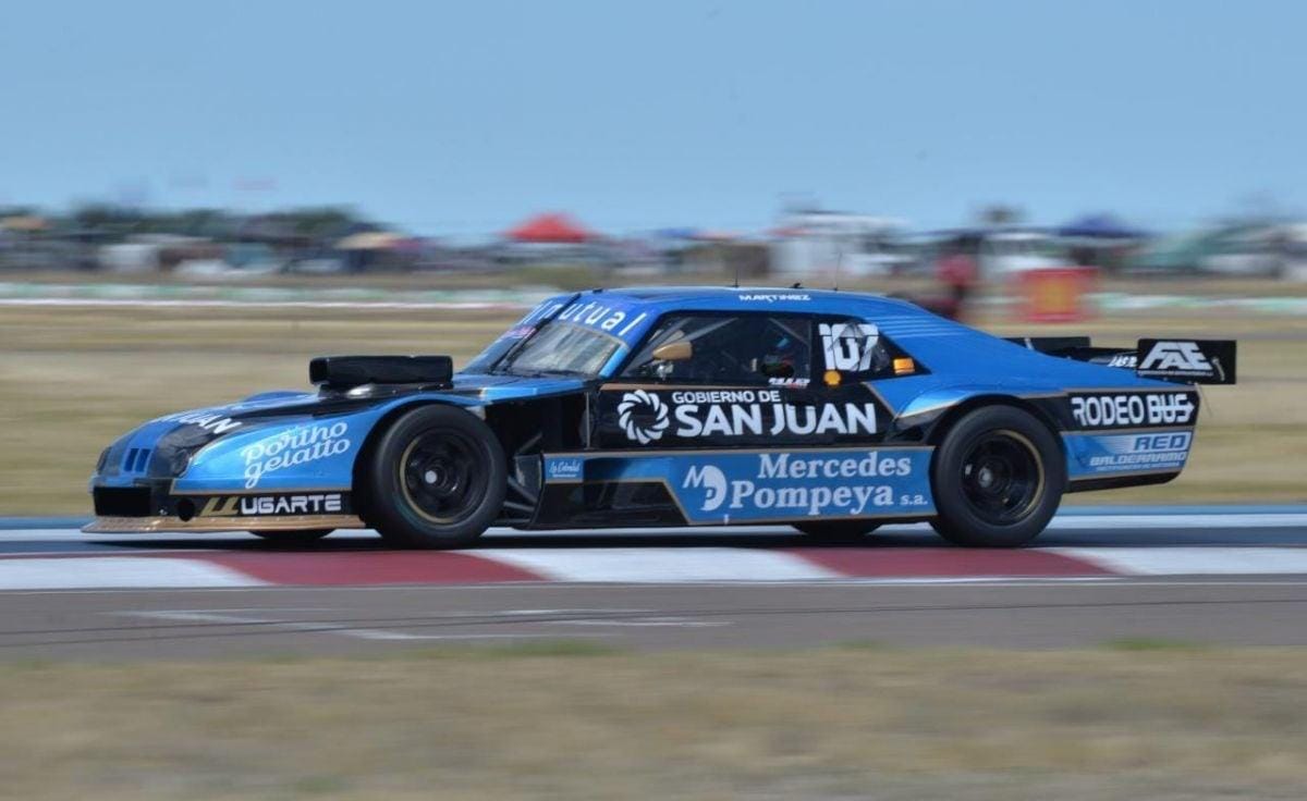POLE DE TOBÍAS MARTÍNEZ - #TCPista

El piloto de San Juan, se quedó con la pole position en Toay, La Pampa. 
De esta manera, el sanjuanino consigue su segunda pole en la divisional, a bordo del Chevrolet de <a href="/LasToscasRacing/">Las Toscas Racing</a>.

1️⃣ <a href="/tobiasmartiinez/">Tobias Martinez</a>
2️⃣ Agustín Martínez 
3️⃣ <a href="/JoseRasuk/">Jose Rasuk</a>