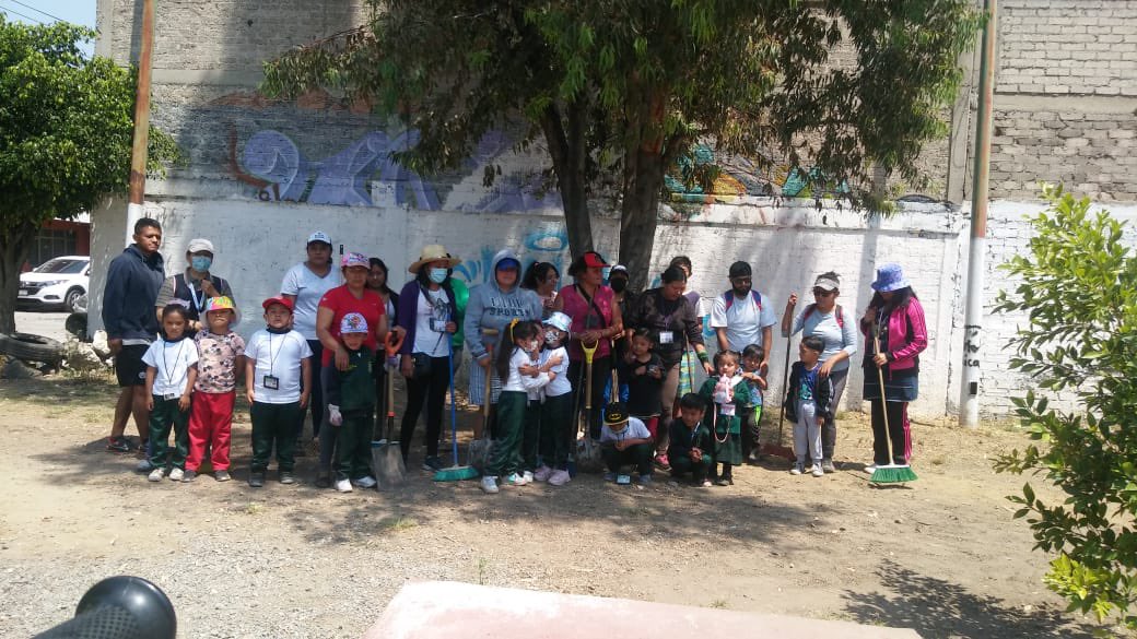 ivonnebenitezc1's tweet photo. El JN lic Justo Sierra limpio el parque de la colonia Santiago para recuperar las áreas verdes y crear conciencia del cuidado del entorno y su medio ambiente #DiaSEC2023 #YoAmoSEC @somoselcambio__ https://t.co/svGQNpuVZf