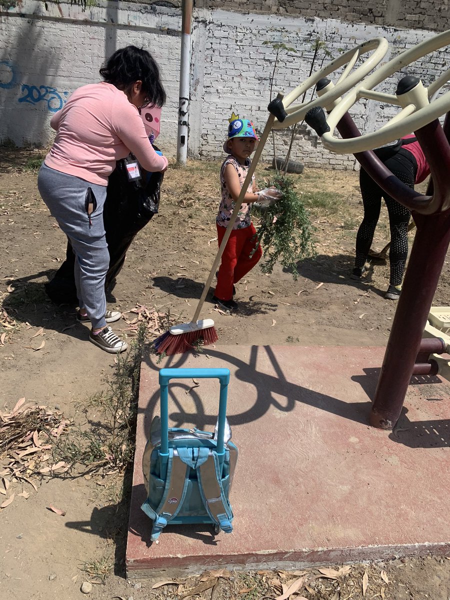 ivonnebenitezc1's tweet photo. El JN lic Justo Sierra limpio el parque de la colonia Santiago para recuperar las áreas verdes y crear conciencia del cuidado del entorno y su medio ambiente #DiaSEC2023 #YoAmoSEC @somoselcambio__ https://t.co/svGQNpuVZf