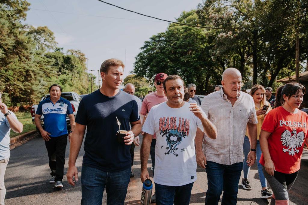 gobmisiones's tweet photo. En #PuertoIguazú el gobernador @herrerayflia supervisó los avances de obras de asfaltado sobre la avenida Posadas y visitó la ya finalizada rotonda Esteban Junco. https://t.co/q6yfaJwumu