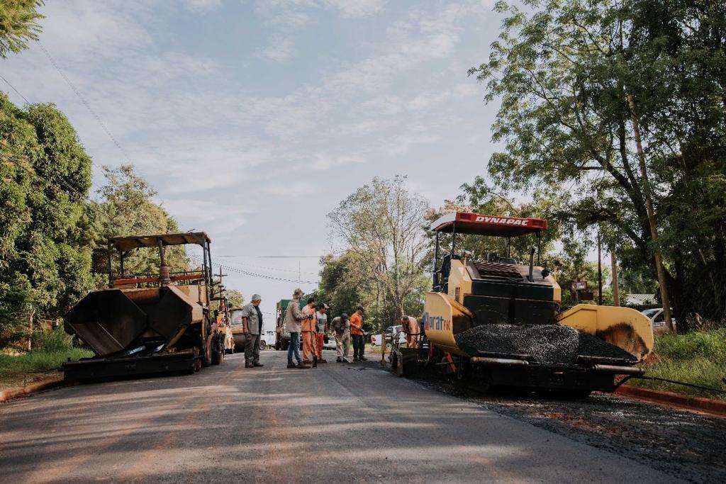 gobmisiones's tweet photo. En #PuertoIguazú el gobernador @herrerayflia supervisó los avances de obras de asfaltado sobre la avenida Posadas y visitó la ya finalizada rotonda Esteban Junco. https://t.co/q6yfaJwumu